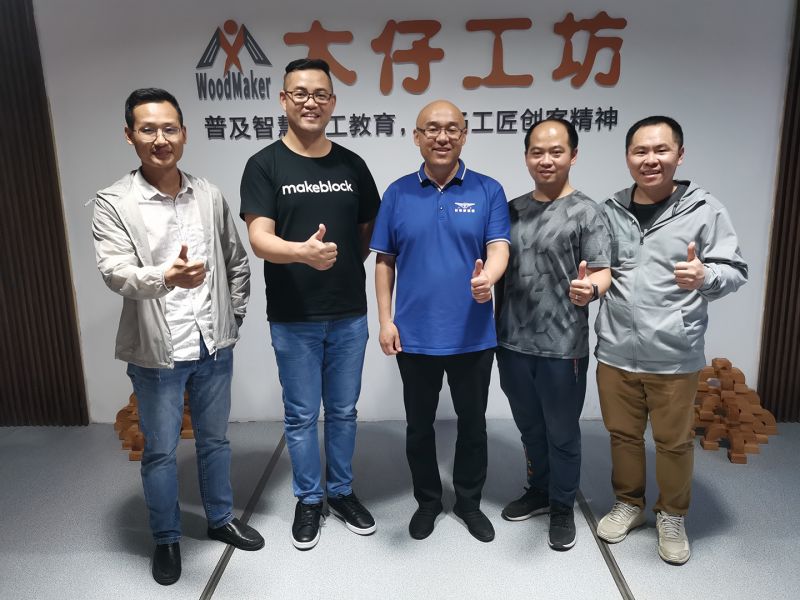 MakeBlock技术总监樊总（左二）