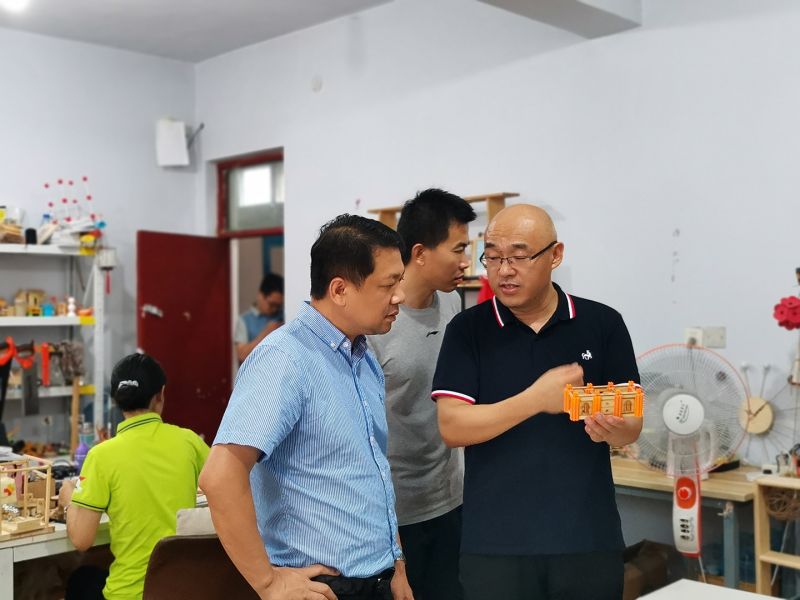 东方盛鼎资本联合创始人叶总（左一）
